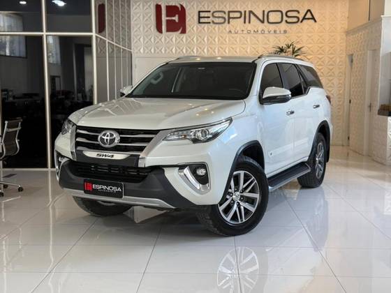 TOYOTA HILUX SW4 2.8 SRX 4X4 7 LUGARES 16V TURBO INTERCOOLER DIESEL 4P AUTOMÁTICO